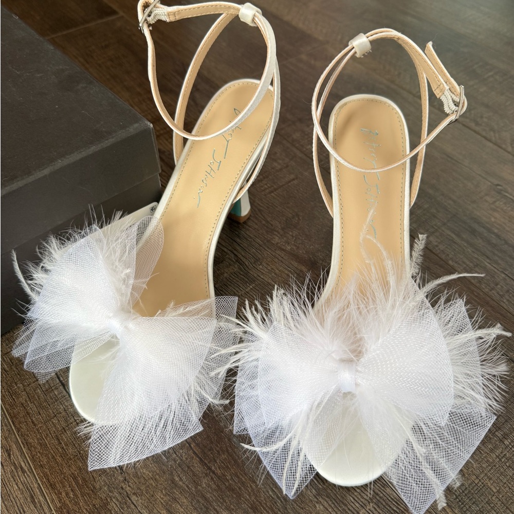 Betsey Johnson Ivory Lylla bow heels 8 - Picture 2 of 6